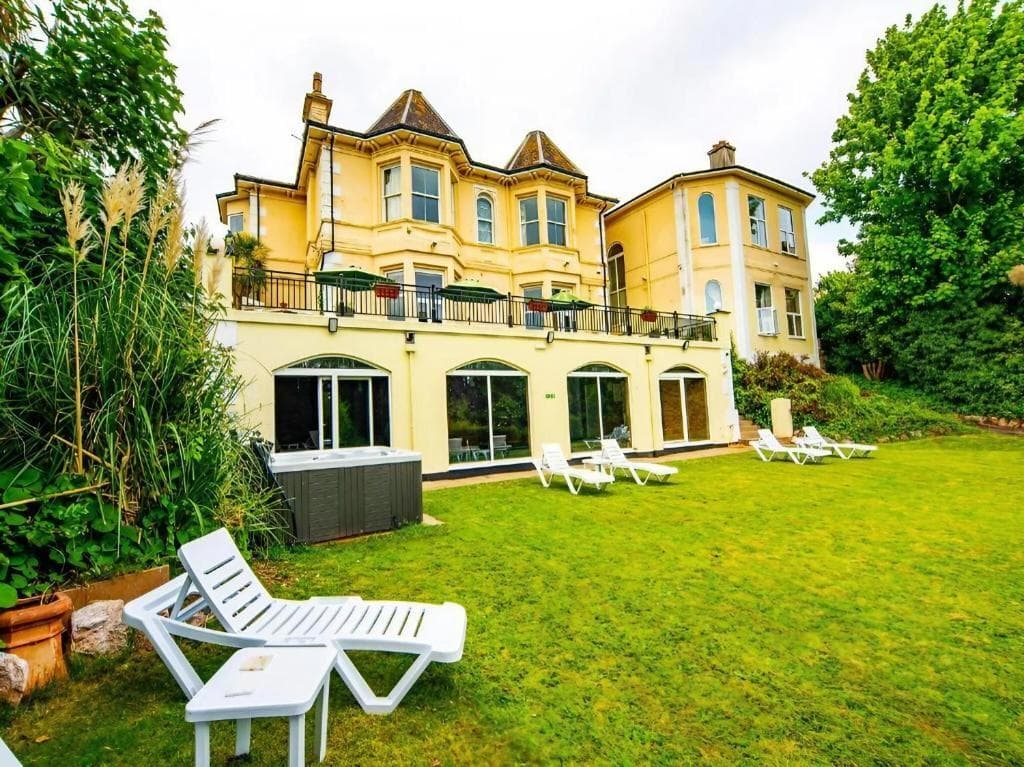 Garden and sun loungers at Crofton House Hotel