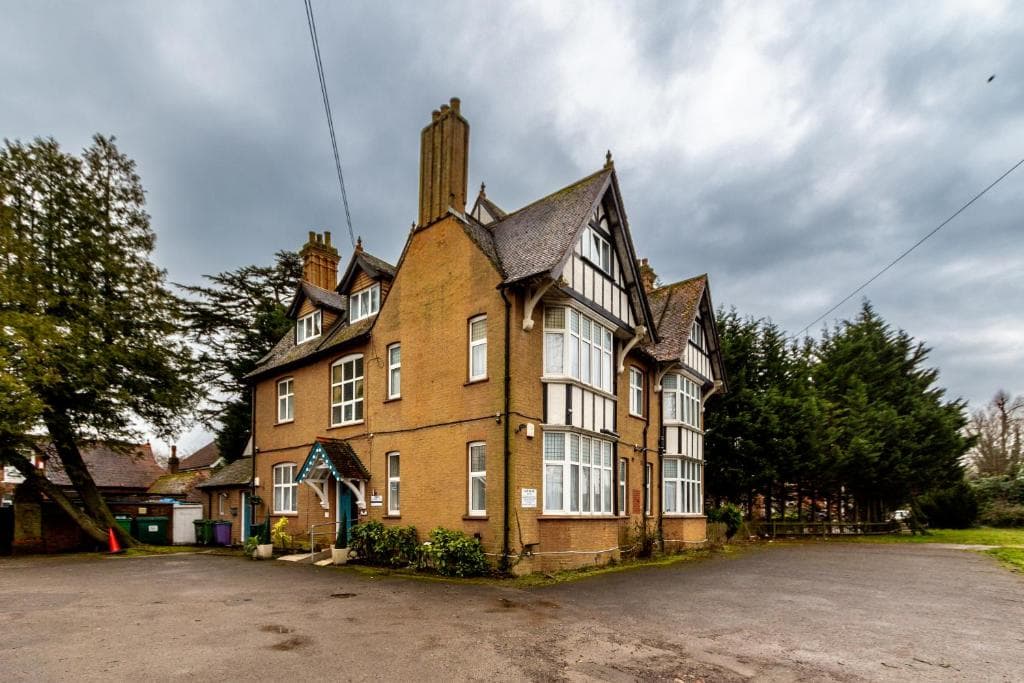 London Gatwick Inn exterior in Horley